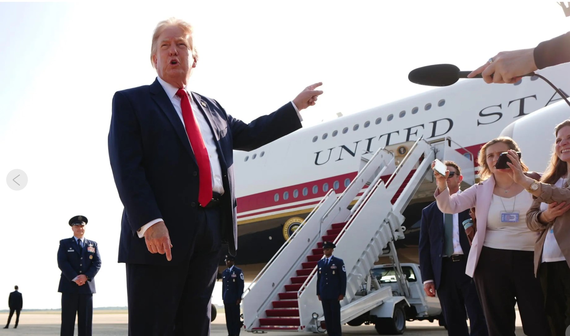 Прибыльные сделки Трампа в собственных интересах во время пребывания в должности вызывают острые этические споры
