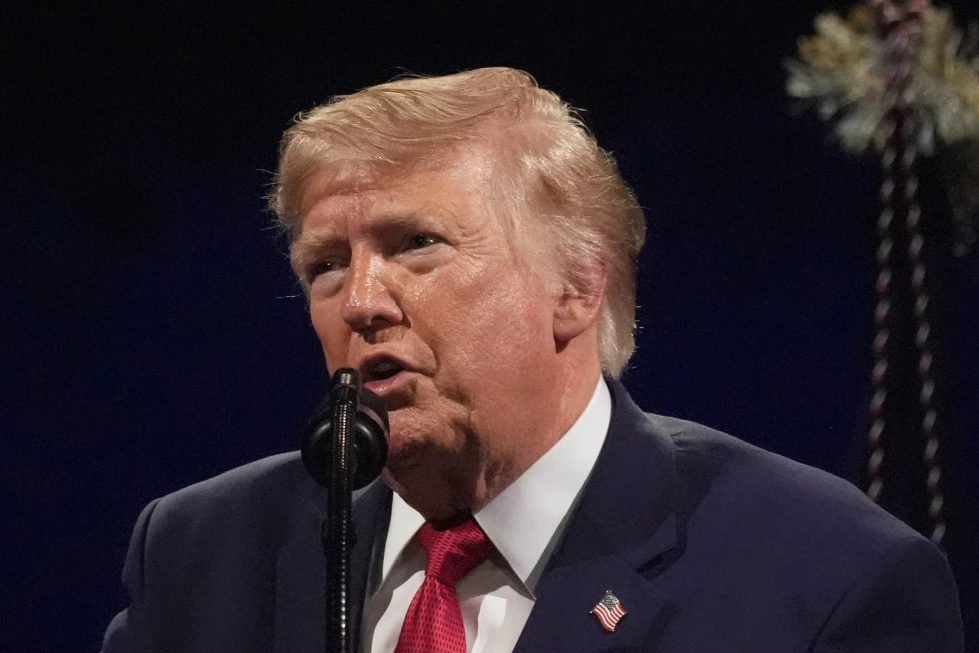 Trump veröffentlicht ein manipuliertes Foto der Obamas und der Air Force One, auf dem Graffiti auf das Flugzeug gesprüht wurde